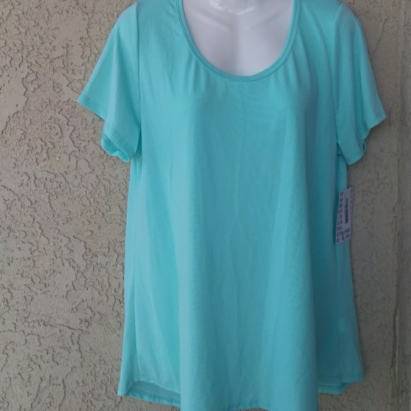 LuLaRoe Tops - LuLaroe mint green classic T blouse NWT
